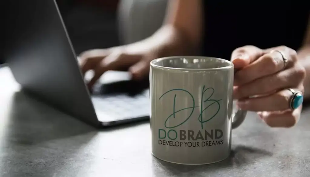 Taza corporativa como producto promocional para empresas en oficina