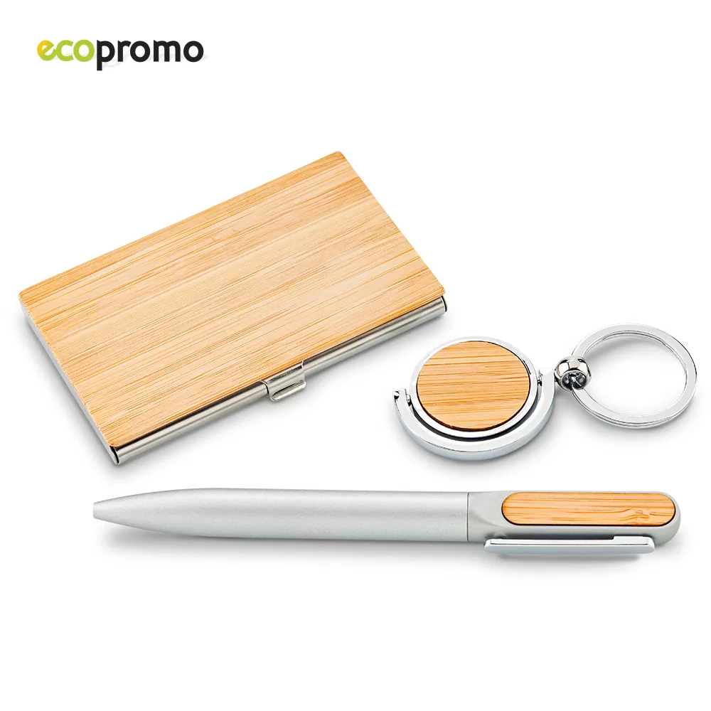 Set de oficina ecológico Bamboo Premium con tarjetero, bolígrafo y llavero en bambú, ideal como regalo corporativo sostenible.